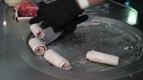Ice Cream Rolls making process. Vídeo Stock 112250464