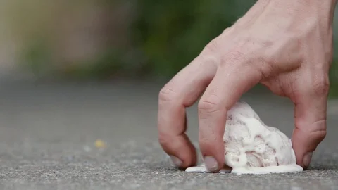 Ice Cream Scoop Falling on the Ground and being picked back up Vídeo Stock 128458576
