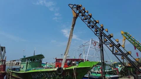Ice crushing machine and conveyor, Thengapattanam Harbor, Kanyakumari Video stock 232833835