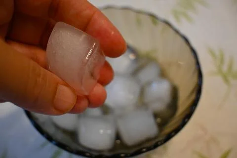 Ice Cube in Hand Close-Up, Heatwave at Home Cooling Concept Stockfoto's