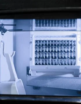 Ice cube maker machine for home cafe bar kitchen catering equipment. Foto stock