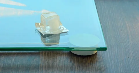 Ice cube melt on glass surface. Slow moving camera 库存影片 67014412