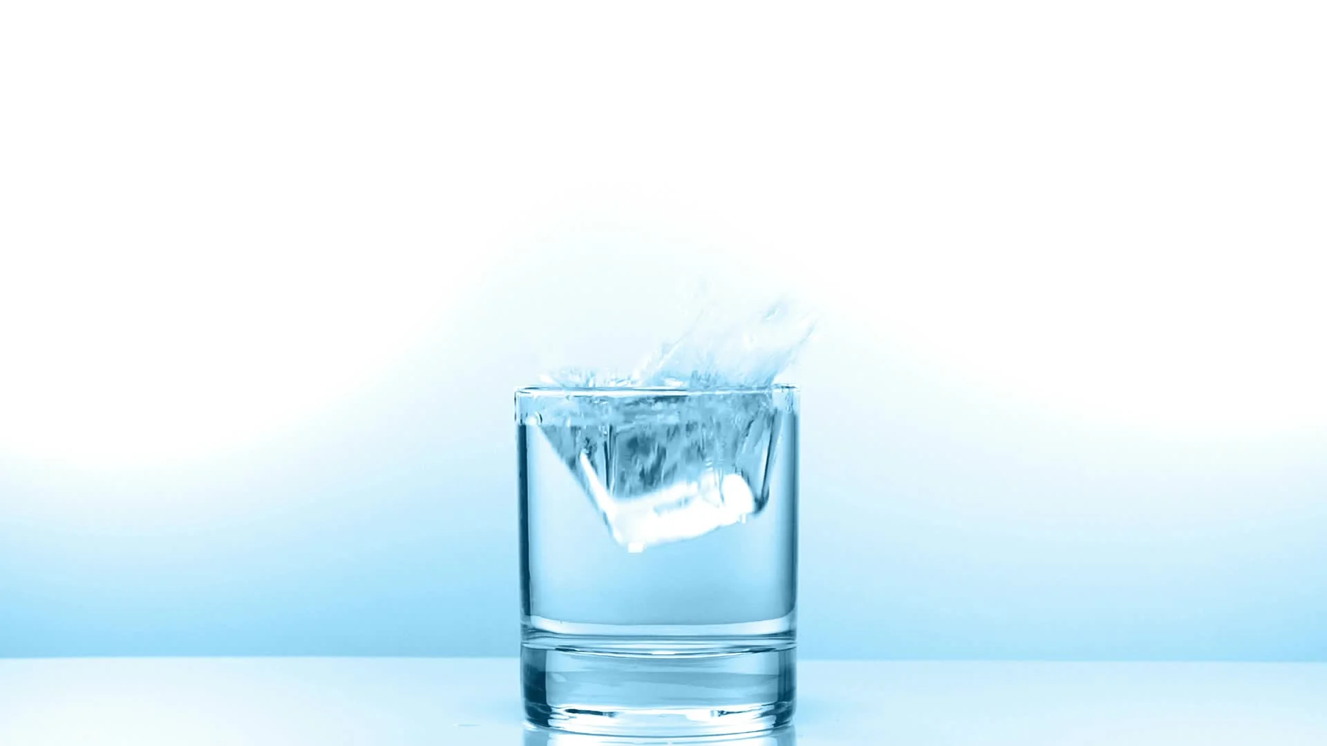 стаканы вода ромашка фон без смс