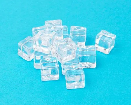 Ice cubes on blue background, Cubes of ice on a light blue background, Flat.. 库存照片