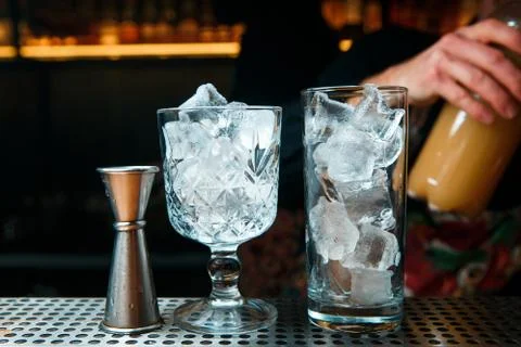 Ice cubes in an empty glass. Foto stock