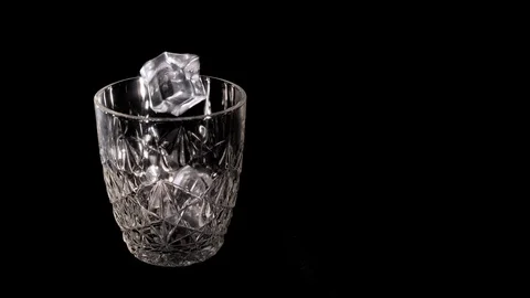 Ice cubes fall into a glass Vídeos de archivo 105757448