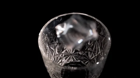 Ice cubes fall into a glass Vidéo 105757560
