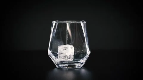 Ice Cubes Falling into Glass Vídeo Stock 326584935