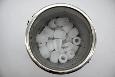 Ice cubes in ice cold basket isolated on white background Stock-Fotos