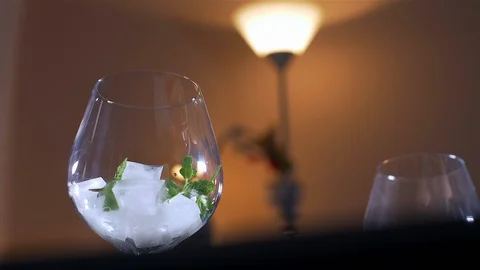 Ice cubes in an orange cocktail. Aperol spritz with wine. Vidéo 103035339