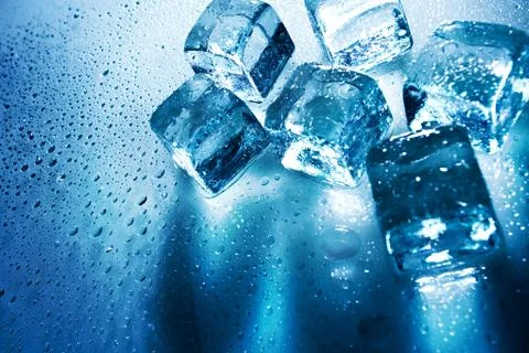 Ice cubes over wet backgrounds with back light Foto stock