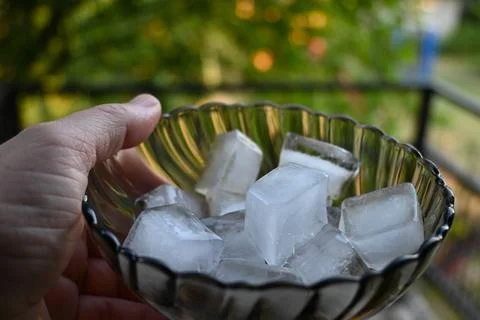 Ice Cubes on Plate Close-Up, Cooling and Summer Heat Relief Concept Stockfoto's