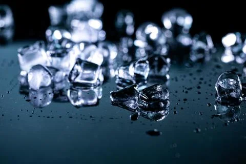 Ice cubes reflection on black background. close up Foto stock