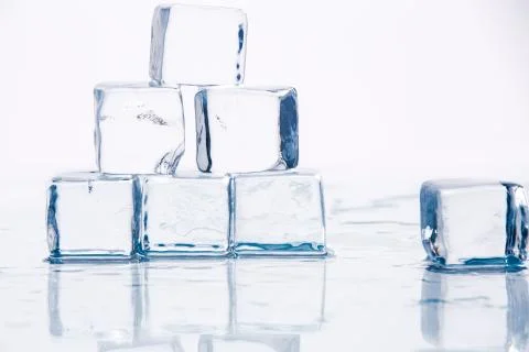 Ice cubes on table Foto stock
