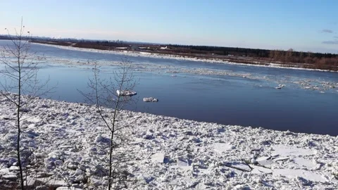 Ice drift along the Tom river. Tomsk. Russia. 스톡 동영상 152520083