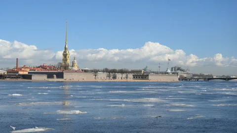 Ice drift on Neva river in Saint Petersburg, Russia. Time lapse Video stock 220679638