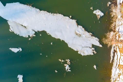 Ice drift on the river in early spring of ice float down the stream Foto stock