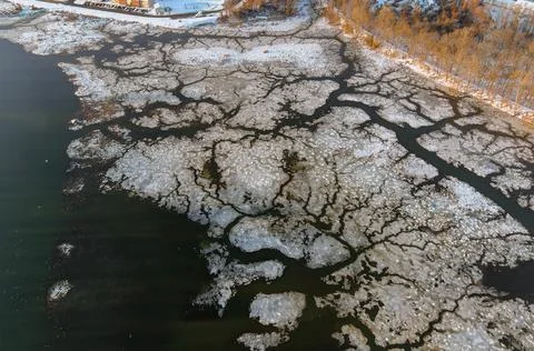 Ice drift on the river in early spring of ice float down the stream Foto stock