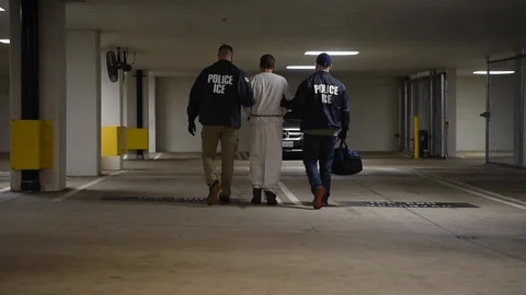 ICE escort convicted murderer Jens Soering in shackles to vehicle 库存影片 122373096