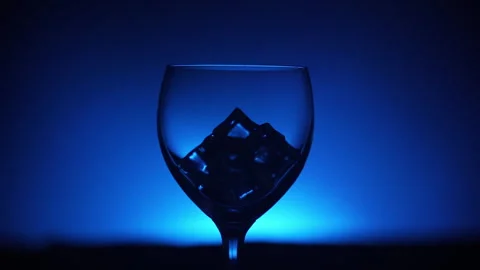 Ice Falling in a Glass Vídeo Stock 341855168