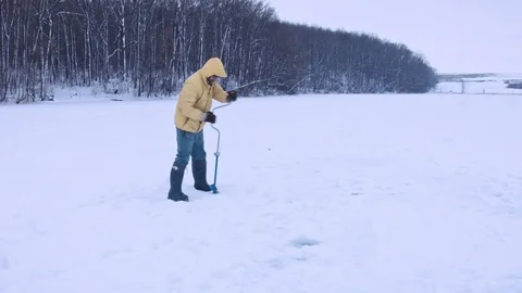 Ice fishing 動画素材 102348727