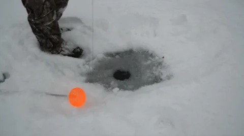 Ice Fishing Setting up Tip Up Видео 37013943