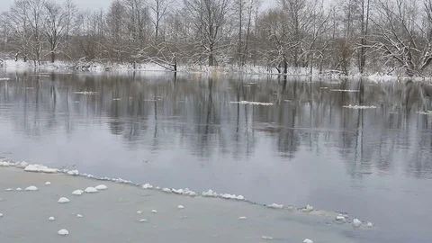 Ice floating on the river Vídeos de archivo 83735966