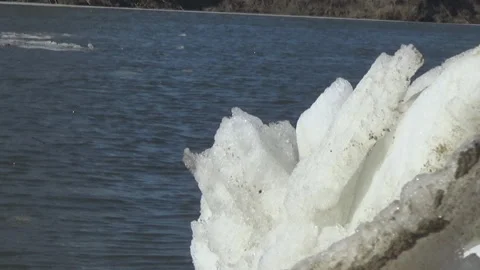 Ice floats on the river Stockbeeldmateriaal 104293503