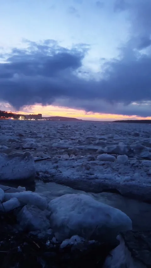 Ice Floes Drifting on Songhua River at Sunset Near Harbin City, Heilongjiang 스톡 동영상 337331027