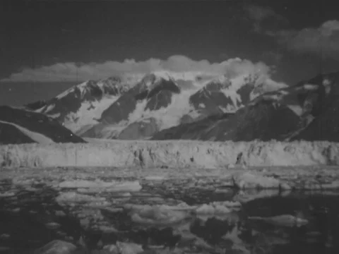 Ice Glacier float on water - 1936 Vidéo 94450085