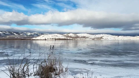 Ice on the lake in winter. 動画素材 298179999
