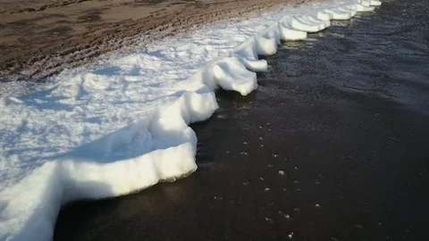 Ice lined shore Stock-Footage 85589117