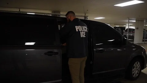 ICE officer secures released convicted murderer Jens Soering into vehicle 库存影片 122373764