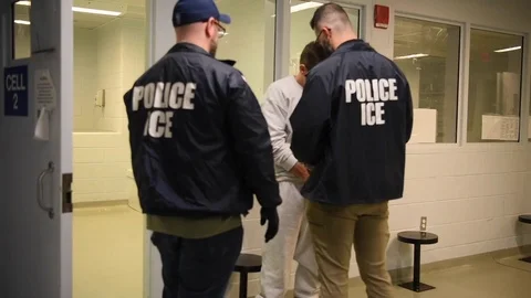 ICE officer securing handcuffs to convicted murderer Jens Soering 库存影片 122374683
