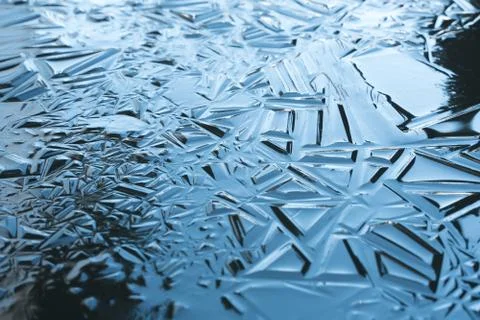 Ice pattern on the water. Awesome ice background. Background with empty space 库存照片