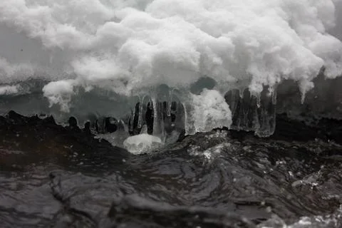 Ice patterns 4. Graceful icy fringe above water flow, Murmur water Foto stock