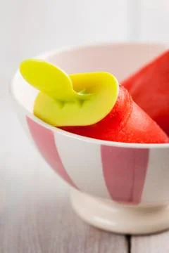 Ice pops in a bowl Foto stock