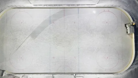 The ice resurfacer to clean and smooth the surface of a sheet of the ice rink Vídeo Stock 130858086