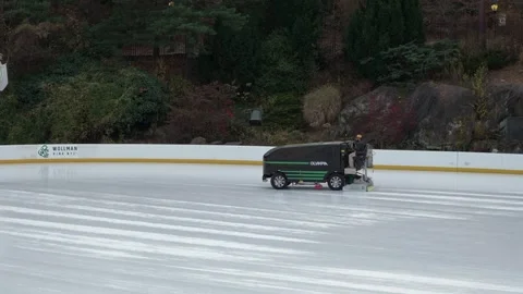 The Ice Resurfacing Machine used at the Ice Rink performs essential maintenance Vídeo Stock 314248684