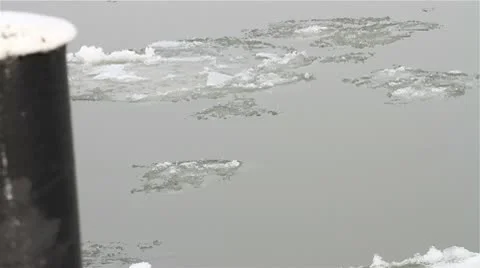 Ice on River 13 dock Stockbeeldmateriaal 10750524