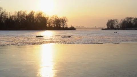 Ice on the river at sunset, the sun reflects on the surface of the water 스톡 동영상 88676924