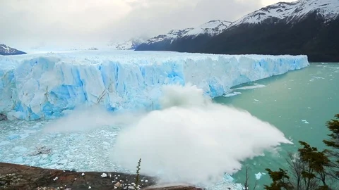 The ice ruptures and huge chunks of ice fall into the lake Video stock 117731044