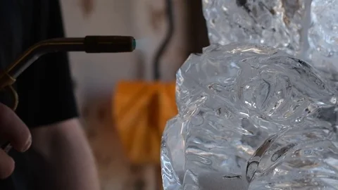Ice sculptor using blowtorch. Ice sculpture. Blowtorch melting ice Vídeos de archivo 128387185