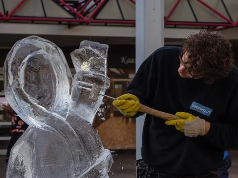 Ice sculptor at work Foto stock
