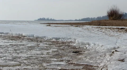 Ice on the shore Vídeo Stock 35885631