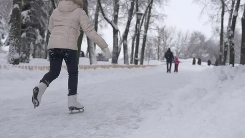 Ice Skating In The Park 스톡 동영상 71214604