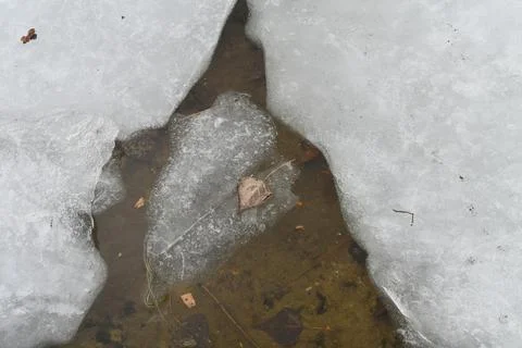Ice texture. icicles. winter. winter weather. stilt and snow. cracks in the.. Stockfoto's