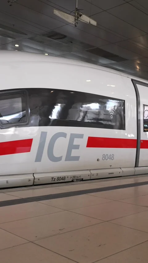 An ICE train from Deutsche Bahn departing from the station in Germany Video stock 335779846