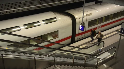 ICE train driving into Berlin railway station Stockbeeldmateriaal 41802258