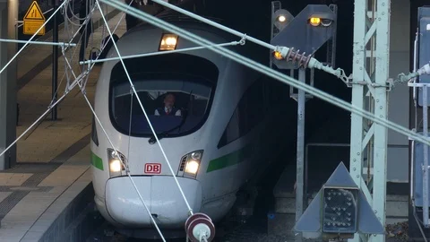 ICE train with platform in Hamburg Central Station, Hamburg, Germany, Europe Video stock 121667090